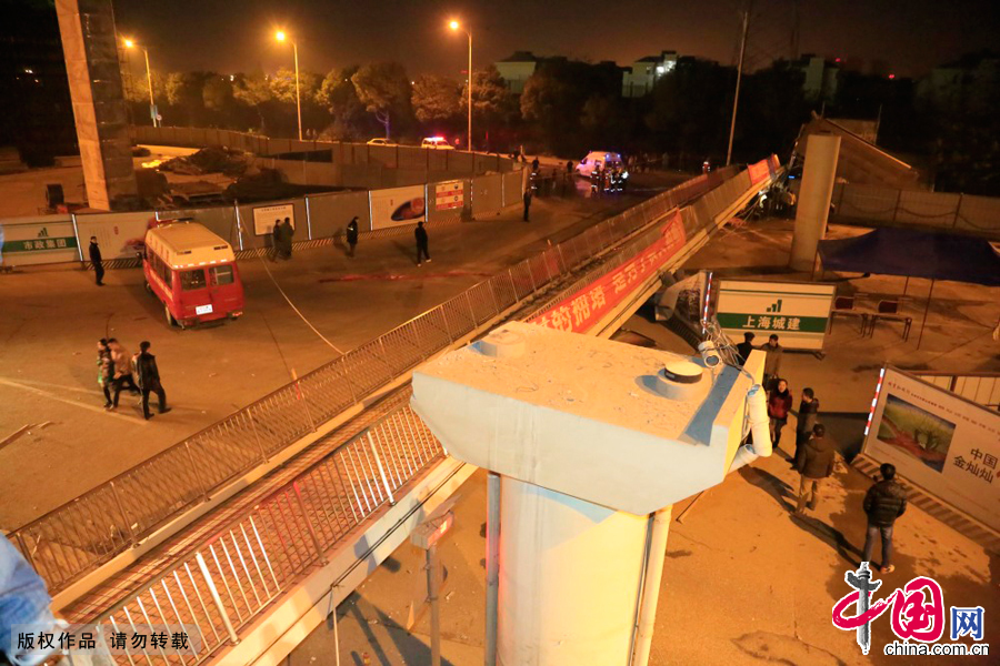 12月17日，救援人員在湖南省長沙市萬家麗路月湖公園附近人行天橋垮塌事故現場進行救援。 中國網圖片庫郭國權攝影