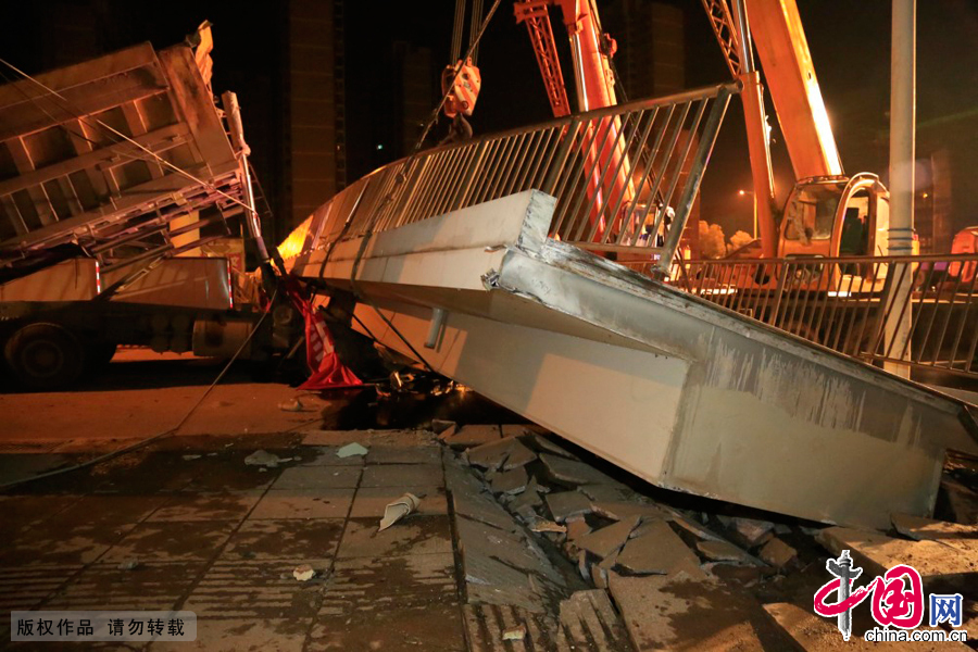 12月18日，救援人員在湖南省長沙市萬家麗路月湖公園附近人行天橋垮塌事故現場開展救援。 中國網圖片庫郭國權攝影