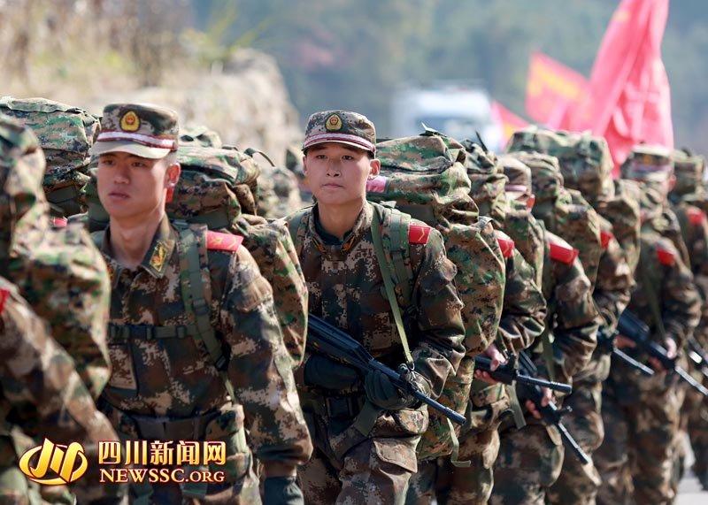 四川武警上萬新兵野外拉練 上演“山地捕殲”