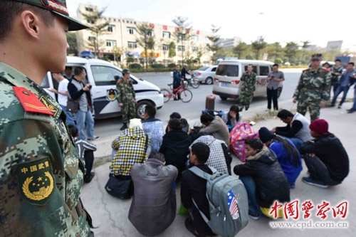 平新南路交汇处查获一起外籍人员偷渡案,当场查获缅甸籍偷渡人员14名