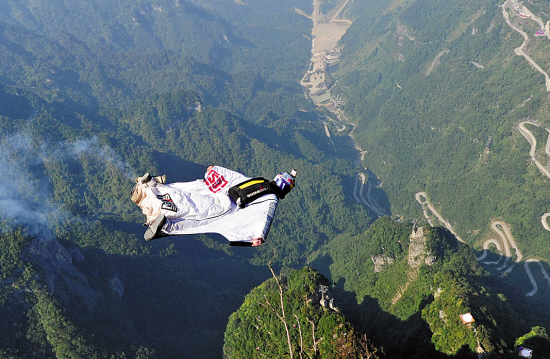 澳大利亚“翼装侠”上演惊险“天地击掌”