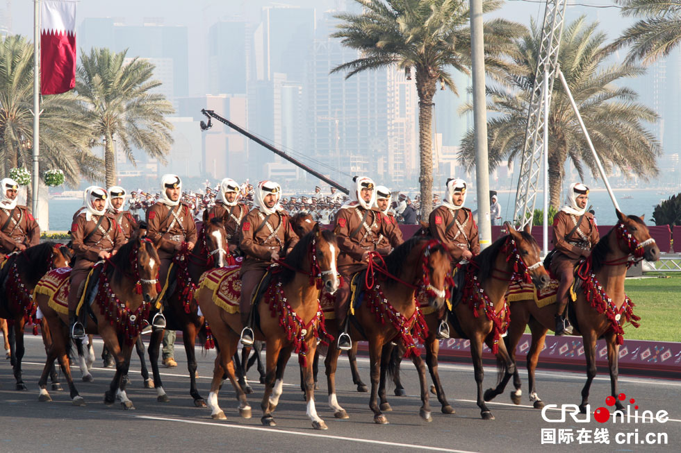 卡達舉行國慶閱兵 駱駝騎兵和兒童方陣引關注