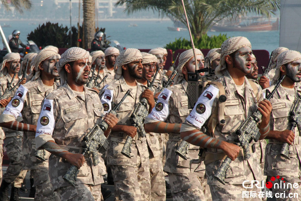 卡塔尔举行国庆阅兵 骆驼骑兵和儿童方阵引关注