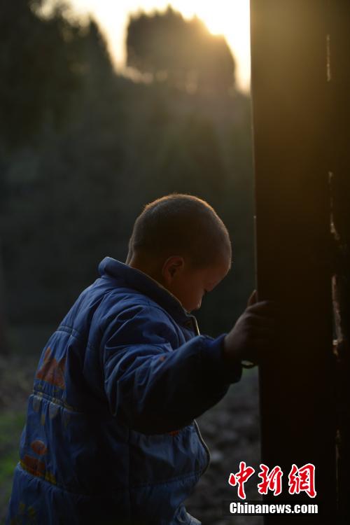 【圖片故事】四川8歲艾滋男孩的孤獨童年
