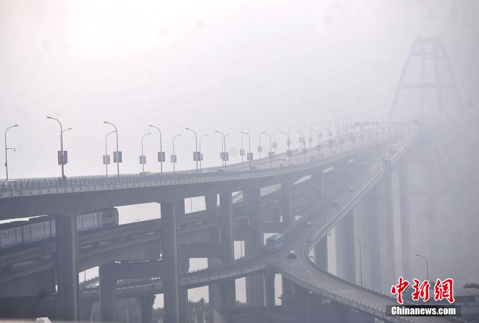 重慶發佈“霾黃色預警” 長江兩岸建築若隱若現