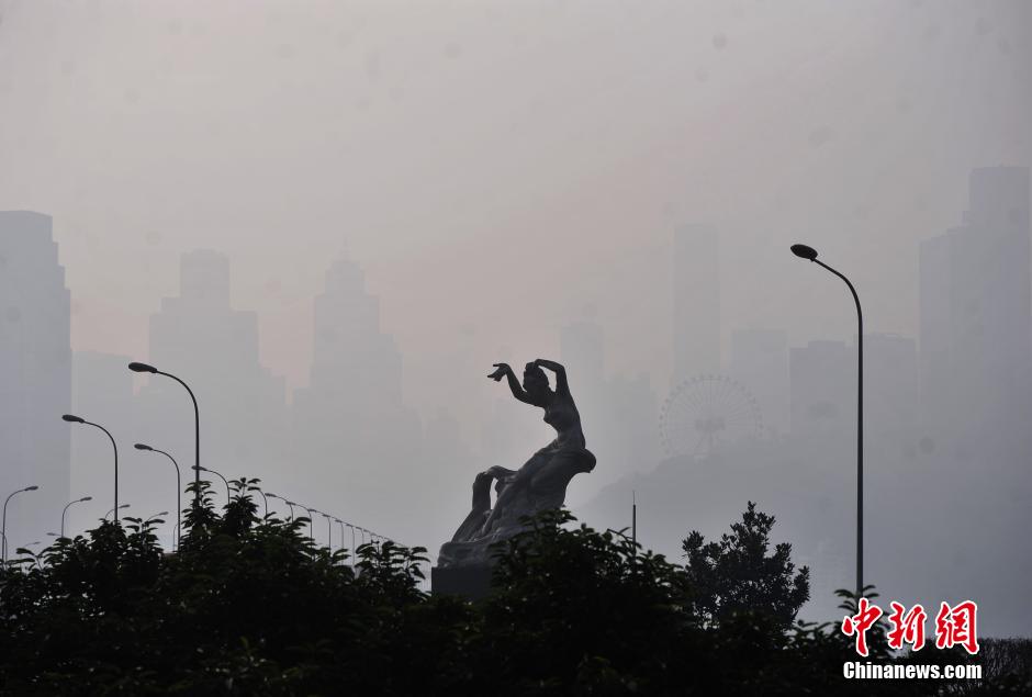 重慶發佈“霾黃色預警” 長江兩岸建築若隱若現