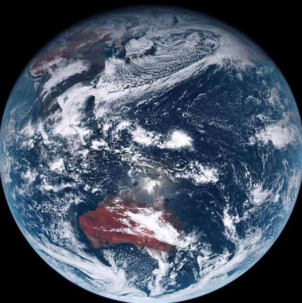 日本气象卫星首次拍到地球彩照