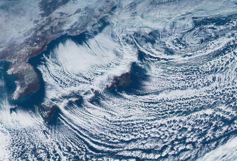 日本气象卫星首次拍到地球彩照