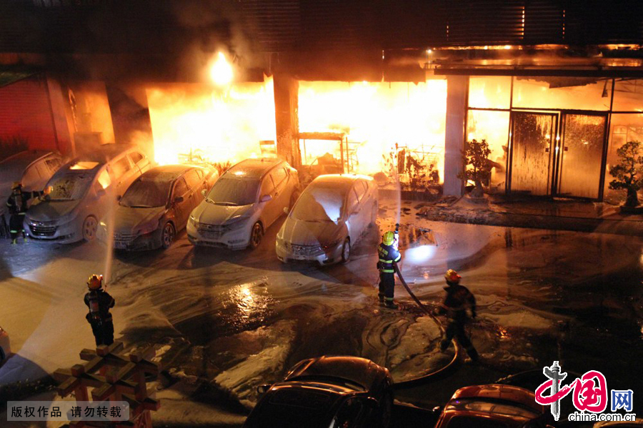 12月19日凌晨，消防人员在福建厦门一家汽车4S店火灾现场灭火。 中国网图片库 曾德猛摄影