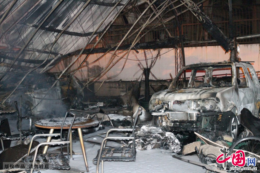 福建廈門一家汽車4S店火災現場中汽車被燒燬（12月19日淩晨攝）。 中國網圖片庫