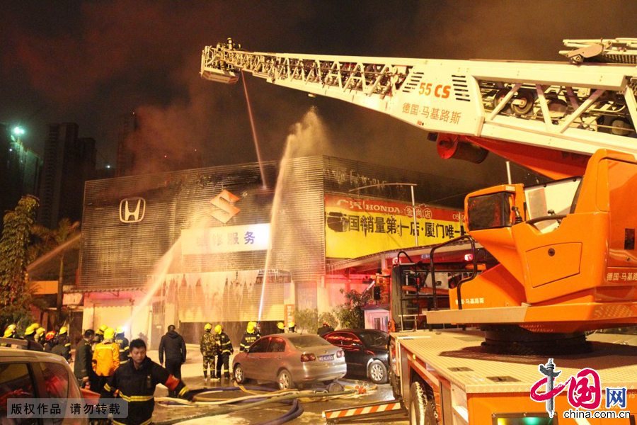 12月19日淩晨，消防人員在福建廈門一家汽車4S店火災現場滅火。 中國網圖片庫 