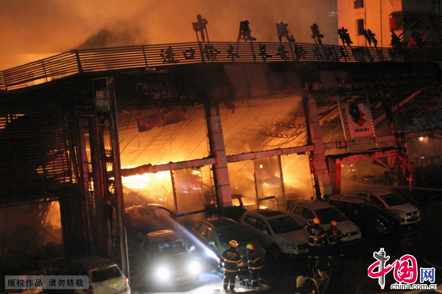 12月19日淩晨，消防人員在福建廈門一家汽車4S店火災現場滅火。 中國網圖片庫 曾德猛攝影