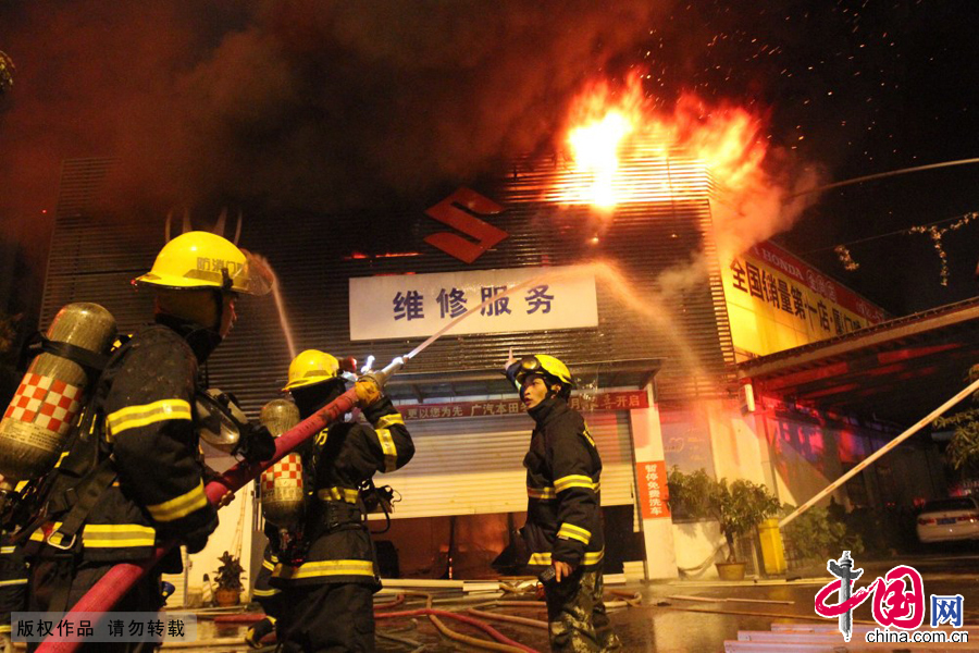 12月19日凌晨，消防人员在福建厦门一家汽车4S店火灾现场灭火。 中国网图片库 