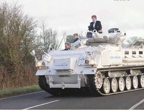 英国“土豪”军迷开坦克送孩子上学