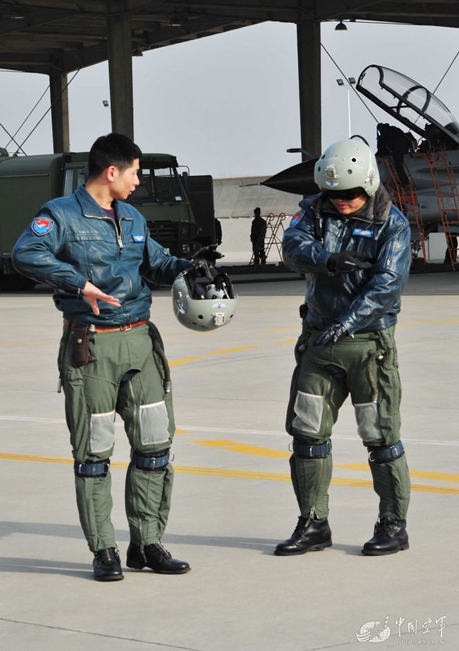 中國空軍首次組織教練機飛行員直接飛殲10