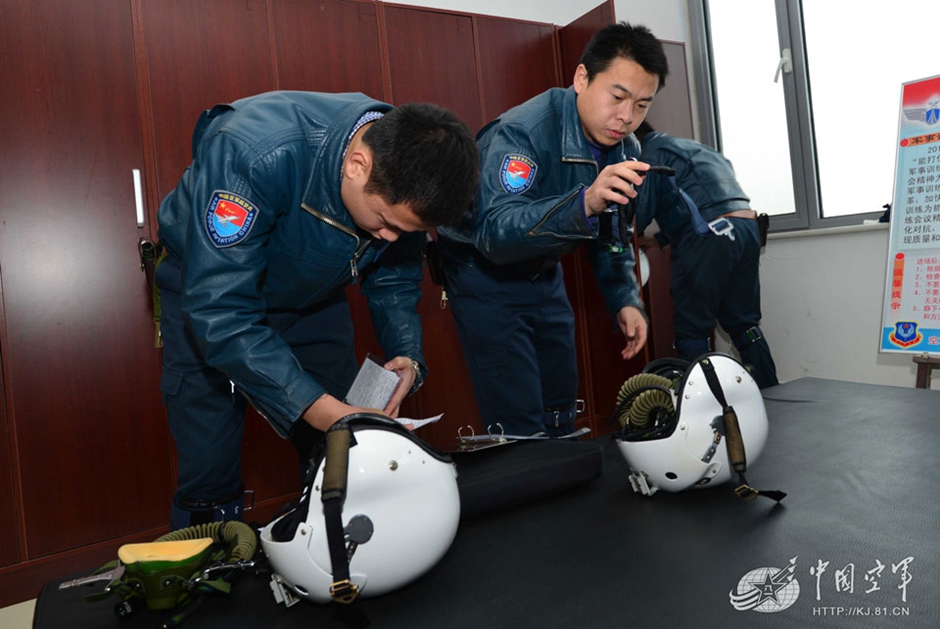 中國空軍首次組織教練機飛行員直接飛殲10