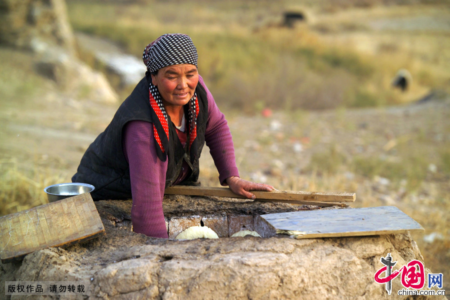 游牧的生活方式让哈萨克牧人有一个简易的土坑就可以烤馕生活。