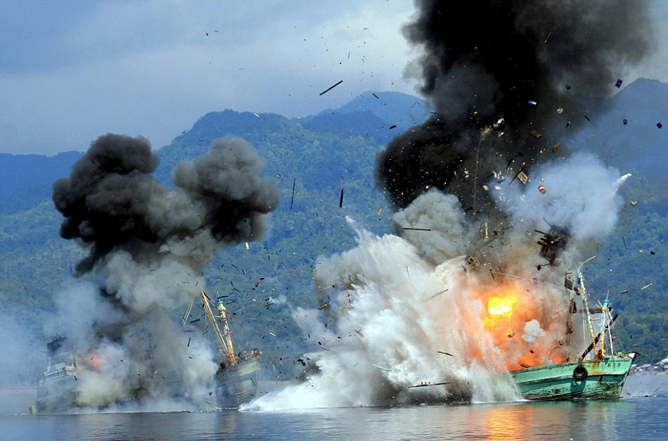 印尼海軍炸沉兩艘外籍漁船([組圖]