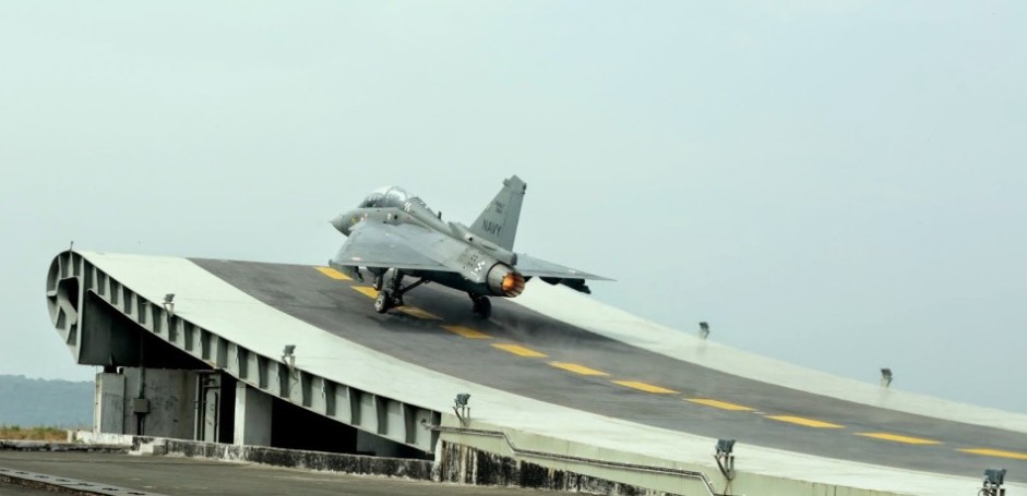 印度国产LCA战机完成模拟航母滑跃起飞[组图]