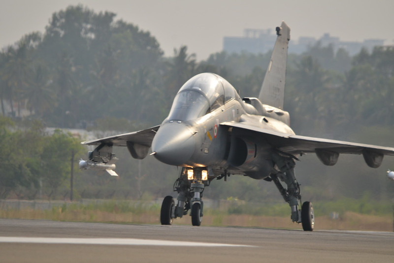 印度国产LCA战机完成模拟航母滑跃起飞[组图]