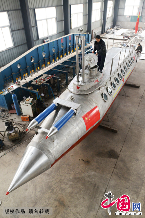 2014年12月20日，在安徽阜陽市一集團的金工車間，張俊林準備進入“神龍三號”潛艇。 中國網圖片庫安新攝影
