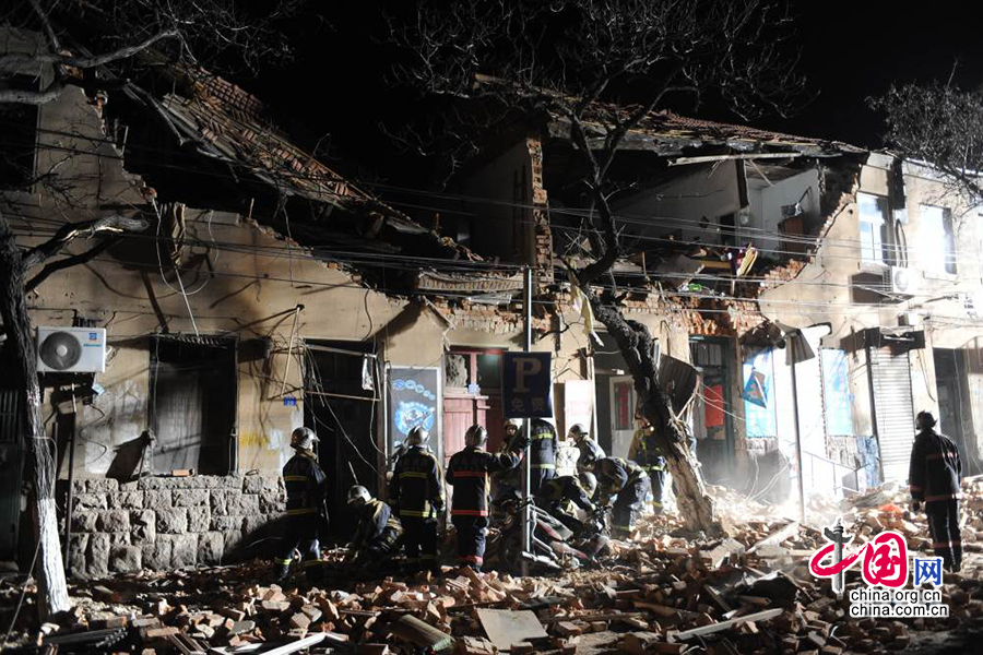 青岛一居民楼发生爆炸 楼顶被掀开三人受伤[组