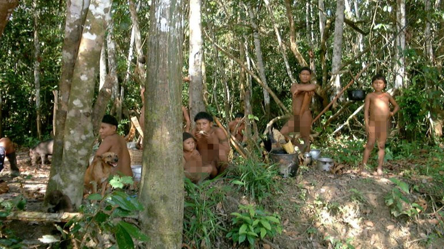 秘鲁亚马逊土著人携弓箭长矛进村抢粮