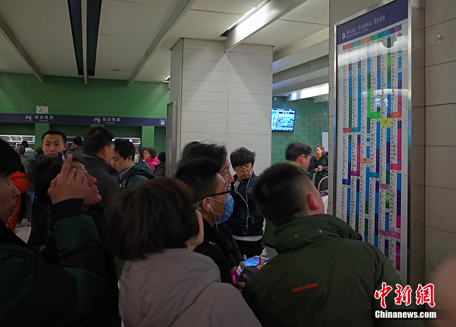 北京地铁站内挂出新价格公示牌 乘客围观拍照