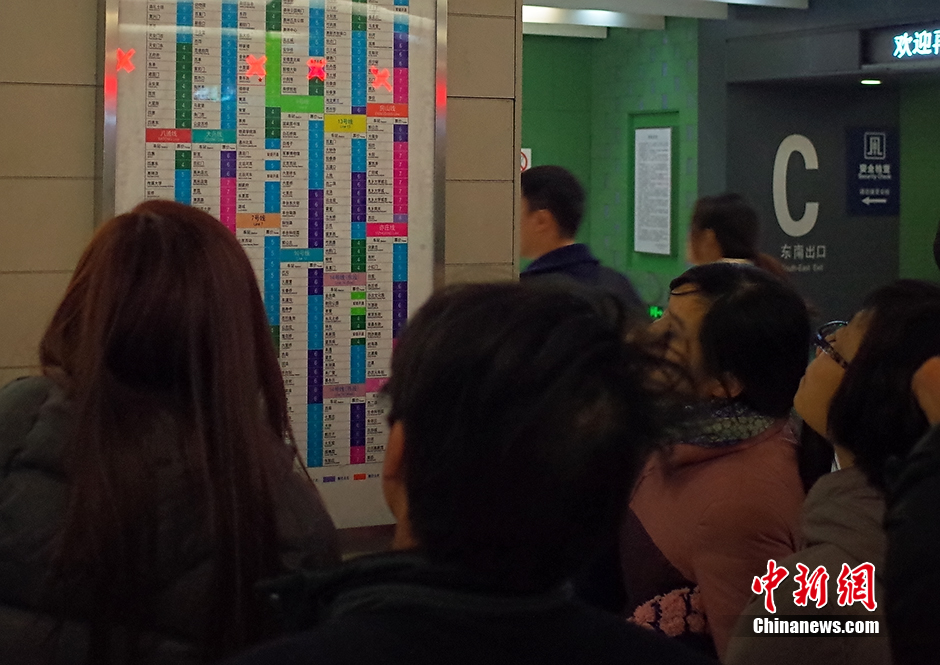 北京地铁站内挂出新价格公示牌 乘客围观拍照