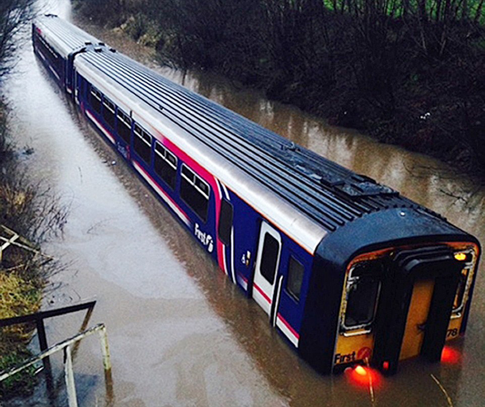 英国突发暴雨致火车瘫痪飞机被困