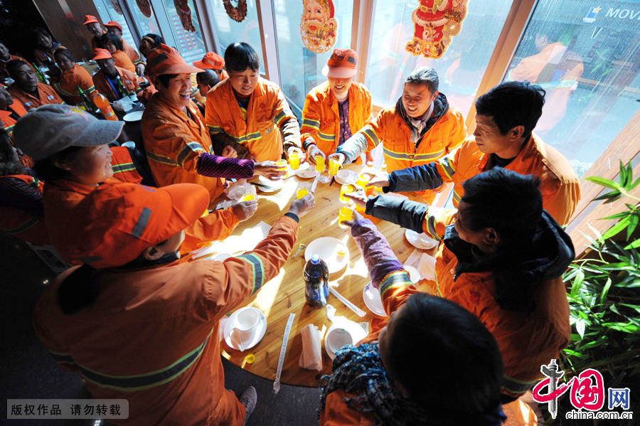 12月22日，午餐现场一桌的人都站了起来，举杯同庆相聚时光。。 中国网图片库 王川摄影