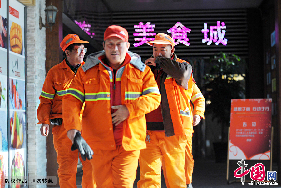 下午1點，不少環衛工人已經吃完陸續離開。下午他們還要繼續工作。 中國網圖片庫王川攝影