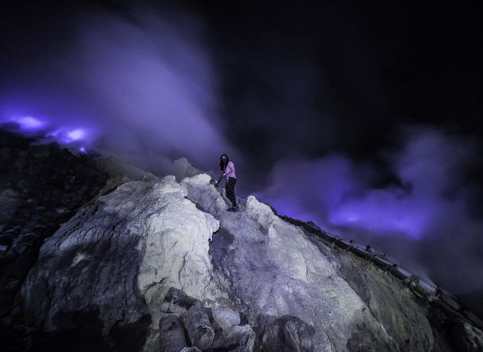 印尼火山喷发“蓝色岩浆” 如科幻大片场景