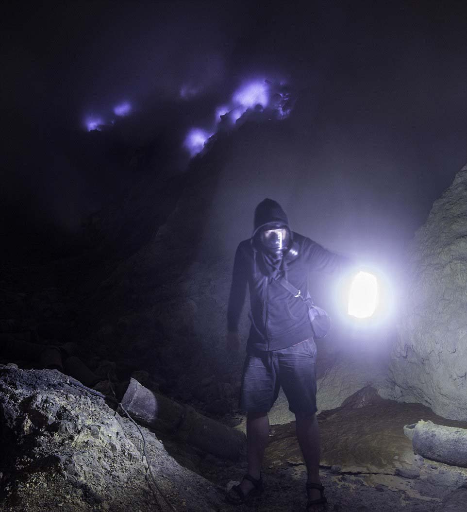 印尼火山噴發“藍色岩漿” 如科幻大片場景