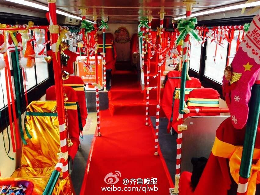 济南一公交车变身圣诞专列 圣诞老人免费发礼物