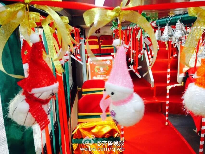 济南一公交车变身圣诞专列 圣诞老人免费发礼物