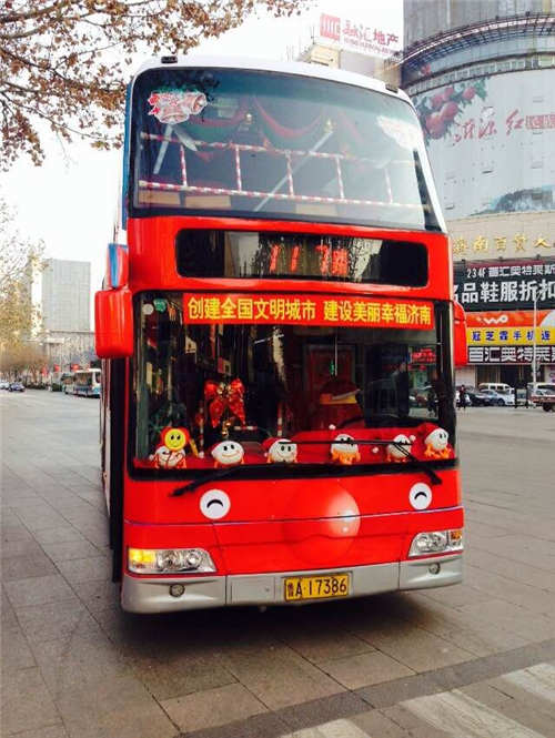 濟南一公交車變身聖誕專列 聖誕老人免費發禮物