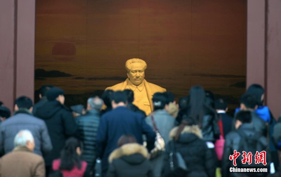 湖南举行纪念毛泽东诞辰121周年活动[组图]