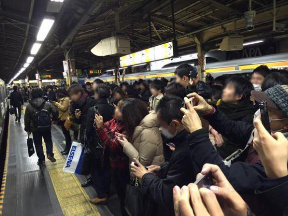 日本车站跳轨事件引乘客冷漠拍照