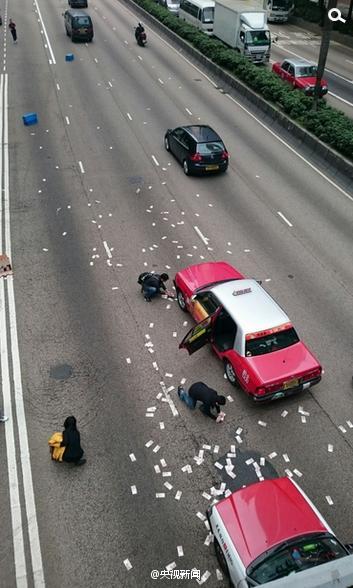 香港押款车掉落1500万钞票引路人抢拾 警方称将追查[组图]