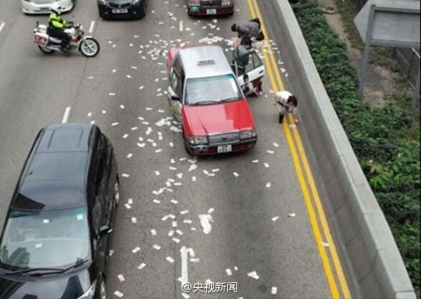 香港押款车掉落1500万钞票引路人抢拾 警方称将追查[组图]