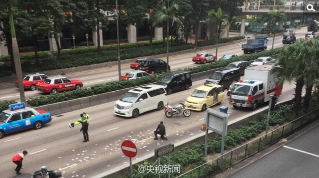 香港押款車掉落1500萬鈔票引路人搶拾 警方稱將追查[組圖]