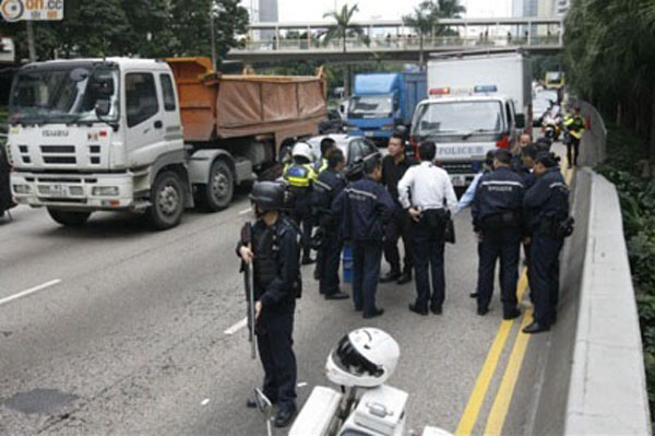 香港押款車掉落1500萬鈔票引路人搶拾 警方稱將追查[組圖]