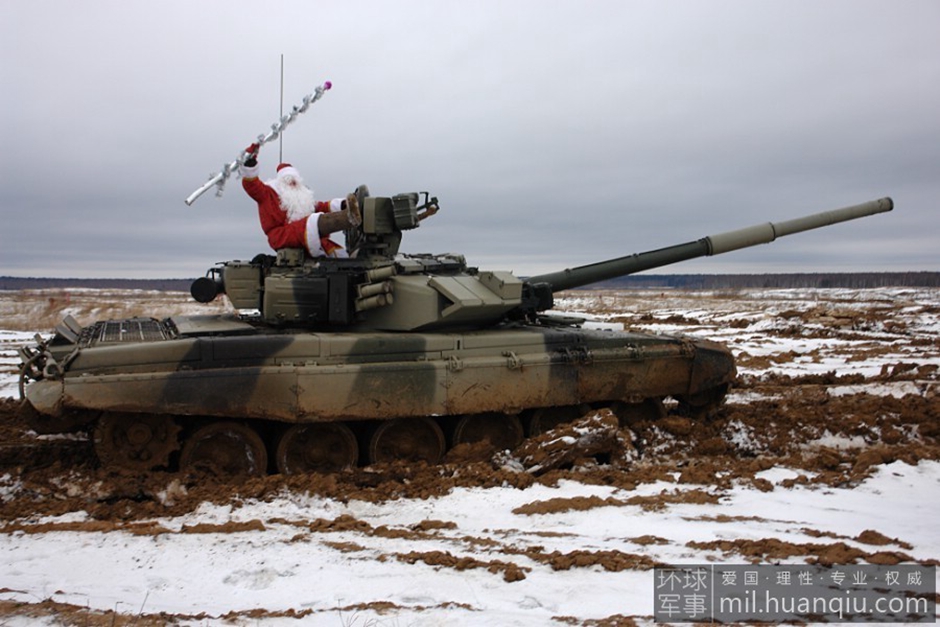任性！圣诞老人开着坦克战机送礼物[组图]