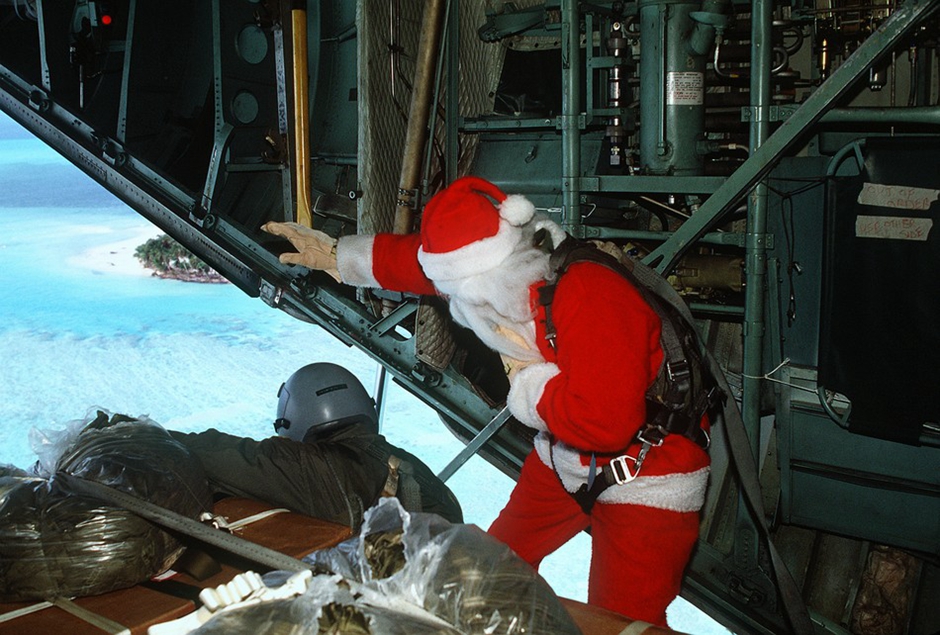 任性！聖誕老人開著坦克戰機送禮物[組圖]