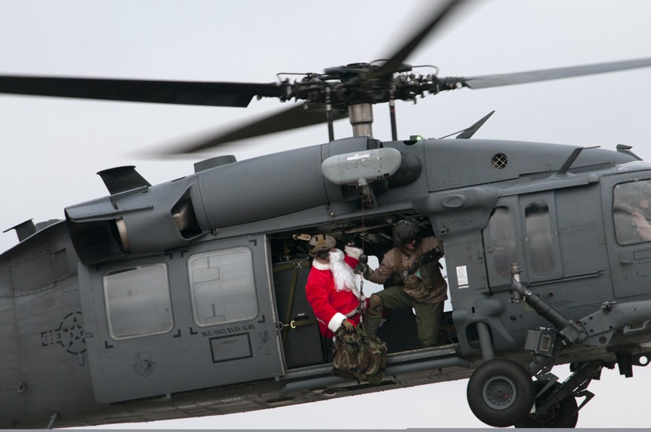 任性！聖誕老人開著坦克戰機送禮物[組圖]