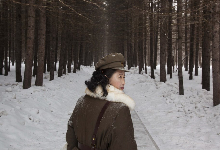 资料图:一名朝鲜人民军女兵在森林周边当向导《全景新闻》猜测,朝鲜