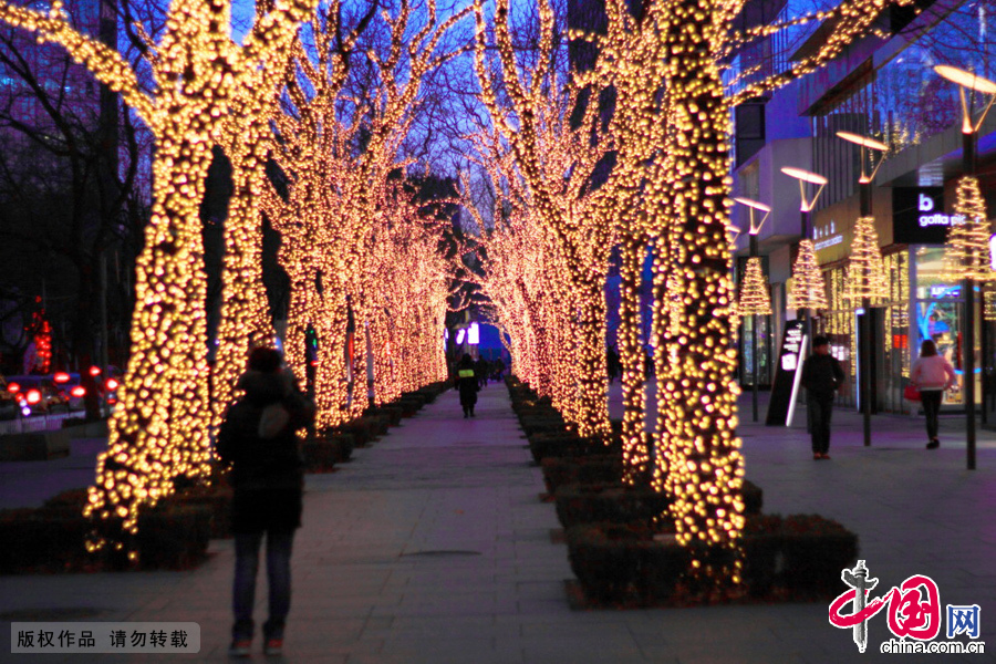 北京圣诞夜，三里屯装饰后的树木绚丽多彩。
