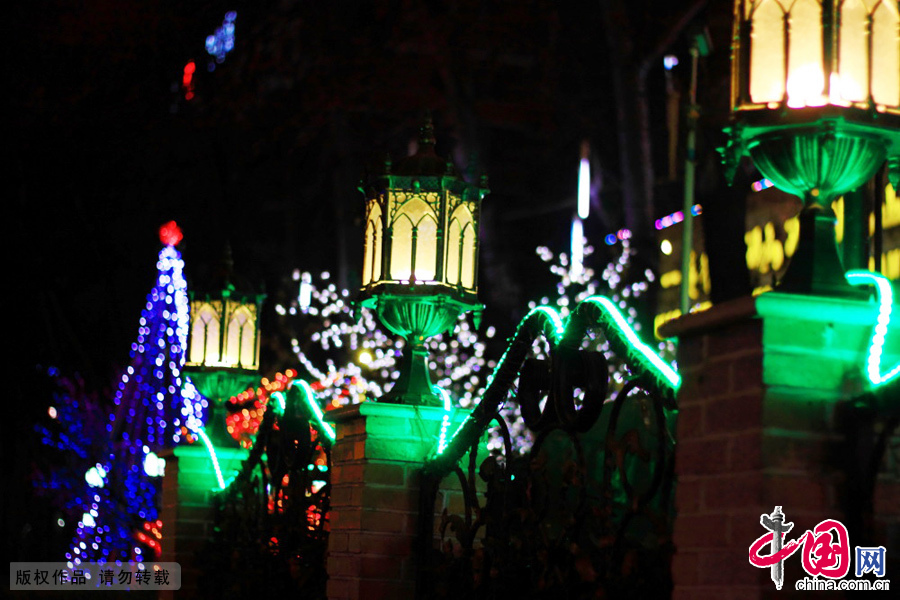 北京圣诞节期间，三里屯某酒吧门前的装饰彩灯和圣诞树。