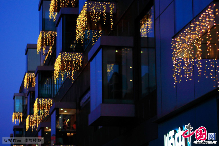 北京圣诞夜彩灯装饰的建筑阳台。